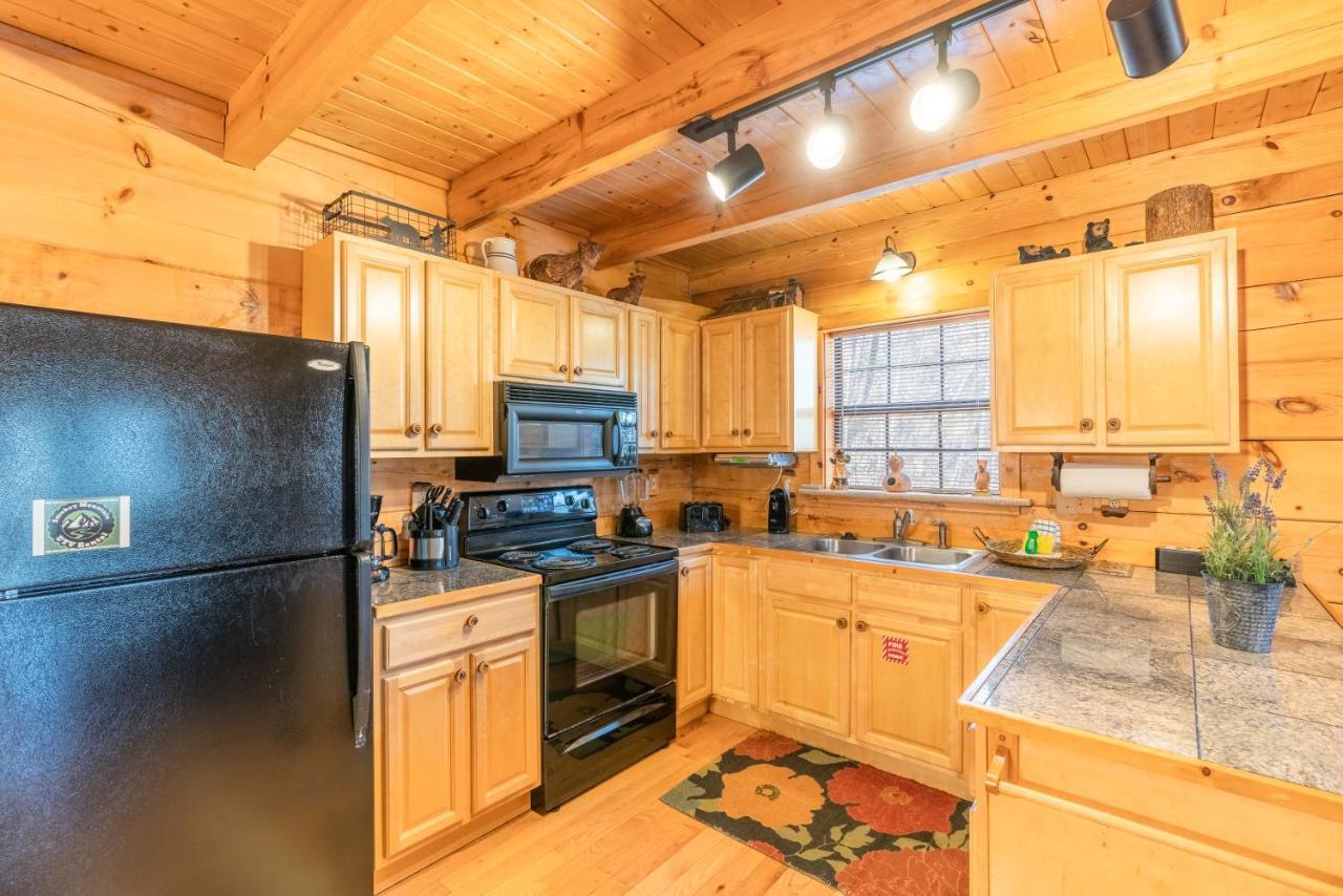 Moonshine Ridge Cabin With Hot Tub And Fire Pit Pigeon Forge Bagian luar foto