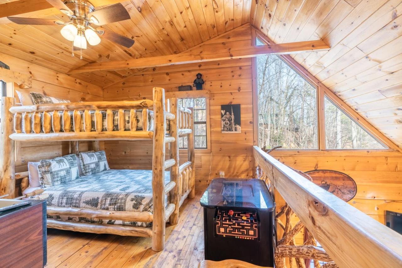 Moonshine Ridge Cabin With Hot Tub And Fire Pit Pigeon Forge Bagian luar foto