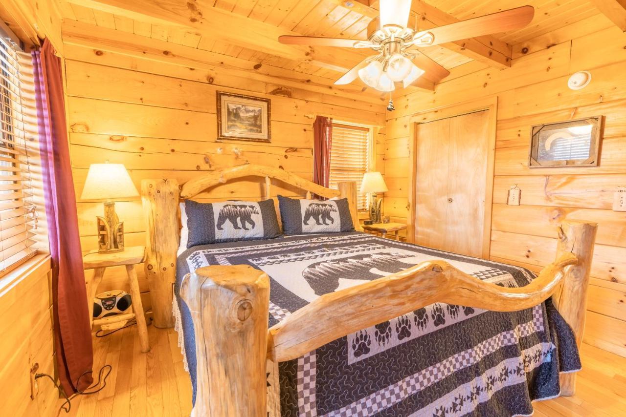Moonshine Ridge Cabin With Hot Tub And Fire Pit Pigeon Forge Bagian luar foto